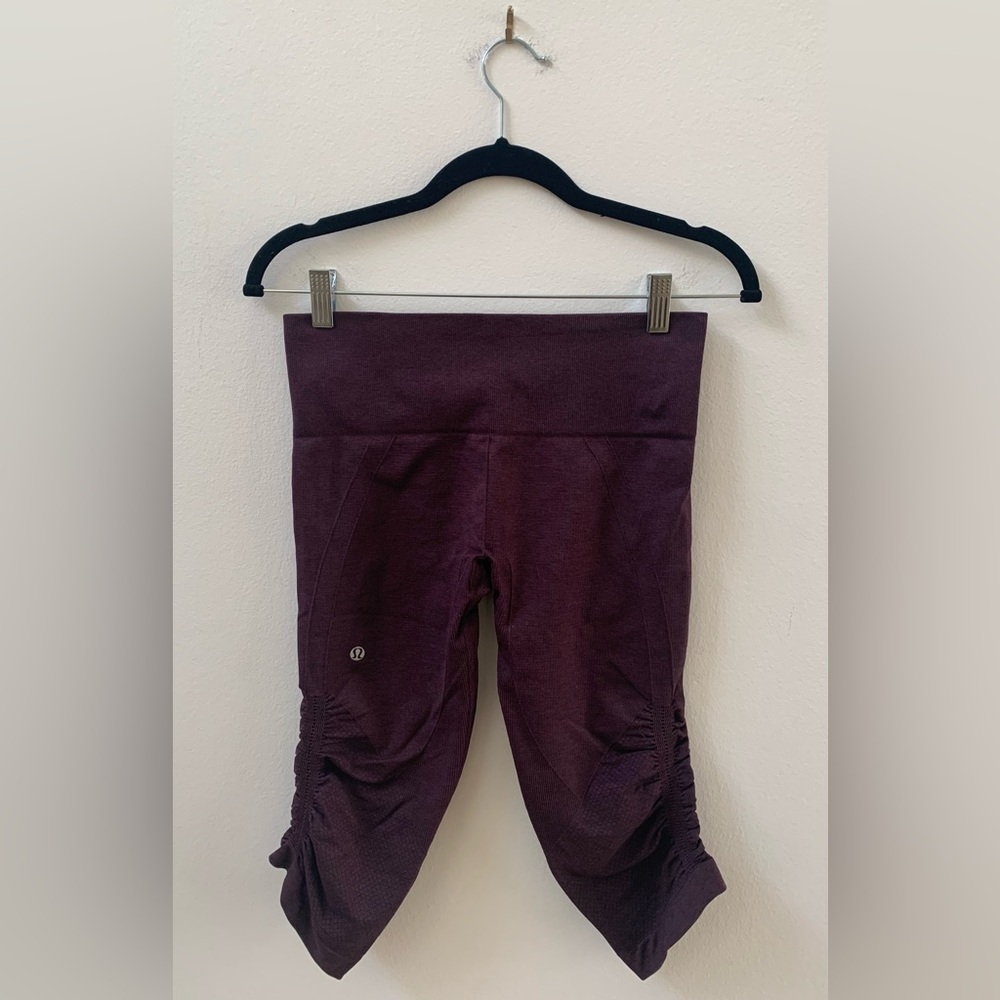 SZ 4 Lululemon Plum Wunder Under 
Capri Length 
Excellent Condition